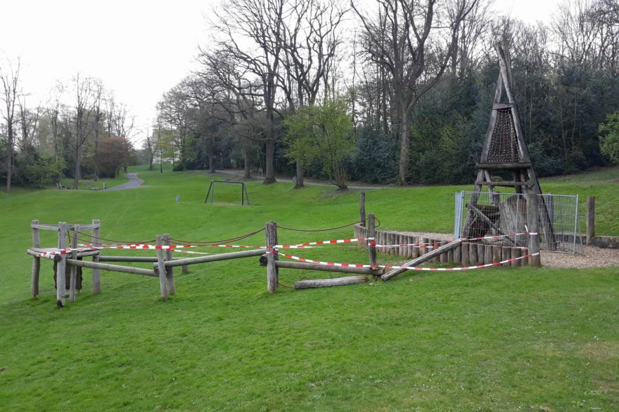Spielplatz Ehrenhainstr, marodes und abgesperrtes Klettergerüst