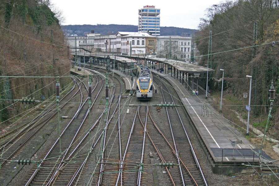 Blick von der Überführung Dessauer Straße auf die Bahnsteige des Wuppertaler Hauptbahnhofs.